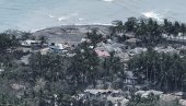 ОСТРВО ПРЕКРИВЕНО ПЕПЕЛОМ: Људи у паници - Вулкан избацује камење и вруће облаке, страхује се од цунамија (ФОТО)