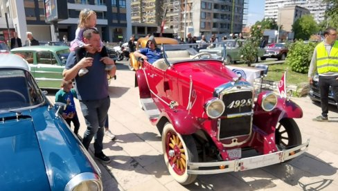 ОЛДТАЈМЕРИ ЗА БУДУЋНОСТ: Саобраћајни факултет организовао другу изложбу старих аутомобила