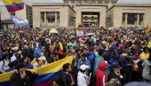 СУКОБ ИЗМЕЂУ ПРЕДСЕДНИКА И КОНГРЕСА: Хиљаде Колумбијаца на протестима против реформских планова председника Петра (ФОТО)