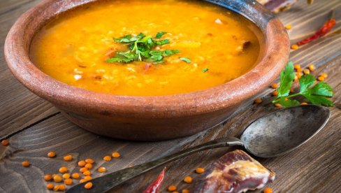 СУПА ОД СОЧИВА СА СЛАНИНОМ: Укусна и заситна супа од сочива и сланине која је готова за само пола сата