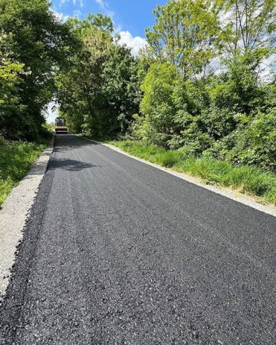 AKCIJA OPŠTINE OBRENOVAC ASFALT DO SVAKE KUĆE: Nov asfalt u Grabovcu