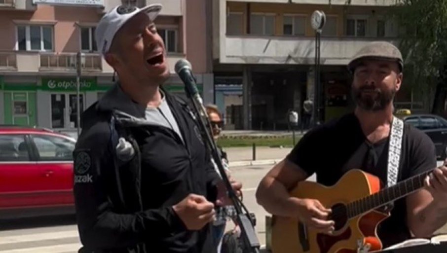 NIKOLA ROKVIĆ NA PUTU DO GRČKE ZAPEVAO SA ULIČNIM SVIRAČEM Pevač poručio: "Put je uvek radosniji uz pesmu" (VIDEO)