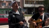 NIKOLA ROKVIĆ NA PUTU DO GRČKE ZAPEVAO SA ULIČNIM SVIRAČEM Pevač poručio: Put je uvek radosniji uz pesmu (VIDEO)