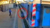 PUKOM SREĆOM PREŽIVELA: Žena pokušala da uđe u voz u pokretu, kamere zabeležile jeziv momenat (VIDEO)