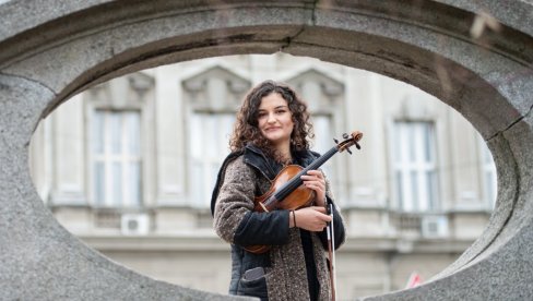 НАЈВИШЕ ВОЛИ ДА СВИРА У СРБИЈИ:  Јелену из Ћуприје виолина одвела у свет