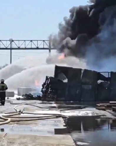 CRNI DIM PREKRIO NEBO: Neviđena drama u blizini ruske rafinerije (VIDEO)