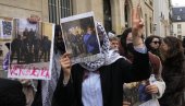 СТУДЕНТИ БЛОКИРАЛИ ПРИСТУП УНИВЕРЗИТЕТУ У ПАРИЗУ: На протесту против рата у Гази подршка палестинском народу (ФОТО)