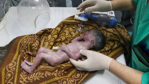 САХРАЊЕНА ПОРЕД МАЈКЕ: Туга у Гази - Умрла беба, спасена из стомака породиље на самрти