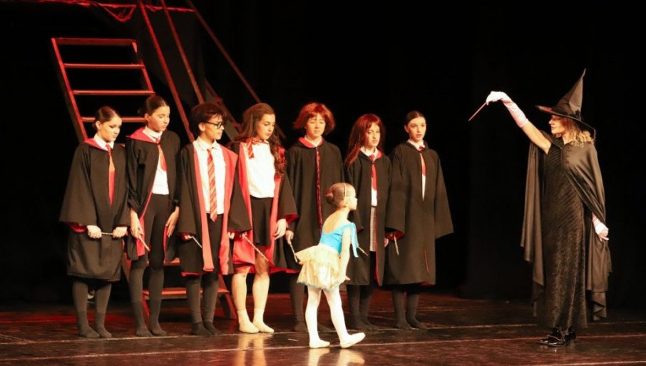 DECA GLUMCI ODUŠEVILI PUBLIKU: Predstava "Čarobni svet Harija Potera" odigrana u Pozorištu na Terazijama! (FOTO)