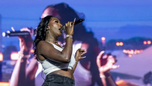 AKO STE RASISTI, NISTE GLUVI! - Velika polemika u Francuskoj oko Makronovog izbora da na otvaranju OI peva Aja Nakamura