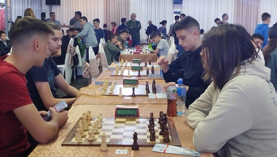 KADETSKO-OMLADINSKI FESTIVAL NA 64 POLjA: U Paraćinu počelo prvo takmičenje u ubrzanom šahu (FOTO)