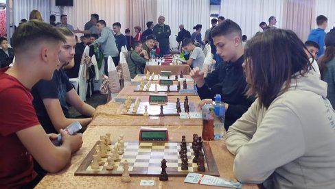 KADETSKO-OMLADINSKI FESTIVAL NA 64 POLJA: U Paraćinu počelo prvo takmičenje u ubrzanom šahu (FOTO)