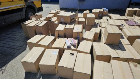 УХАПШЕН И ВОЗАЧ КАМИОНА: Новосадска полиција запленила 45.500 паклица цигарета са акцизним маркицима тзв. Косова (ФОТО)