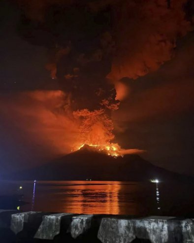 PROGLAŠEN ČETVRTI NIVO UZBUNE: Erupcija vulkana Ruang u Indoneziji (FOTO/VIDEO)