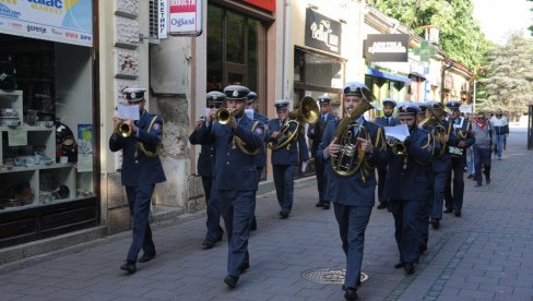 ПРАЗНИЧНА БУДИЛИЦА ЗА УСНУЛИ ГРАД; Традиционална првомајска манифестација у Краљеву