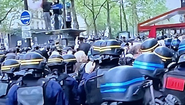 СУКОБИ С ПОЛИЦИЈОМ У ПАРИЗУ ТОКОМ ПРВОМАЈСКЕ ПОВОРКЕ: Социјална правда, подршка Палестини, поруке пред европске изборе