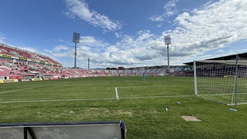 ПАЛЕ СЕ МАШИНЕ НА ЧАИРУ: Раднички добија најмодернију травнату подлогу, постављање већ почело (ФОТО)