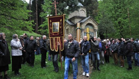 VOŠTANICE ZA BOLJI ROD NA NJIVI: Po tradiciji "ratarske sveće" donete u manastir Tronošu