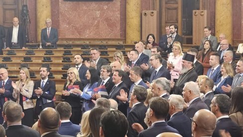 POLAGANJE ZAKLETVE U SKUPŠTINI SRBIJE: Skupština izglasala novu Vladu Srbije, prisustvuje i predsednik Vučić (VIDEO)