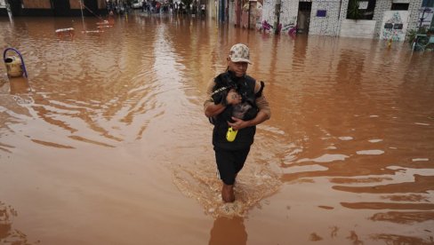 CRNE BROJKE RASTU: Sve više mrtvih u stravičnim poplavama, na desetine ljudi nestalo (FOTO)
