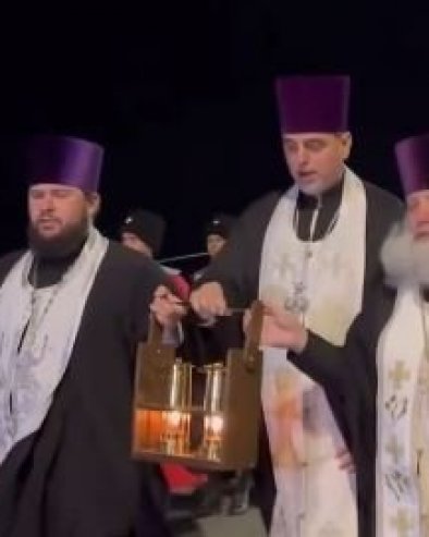 BLAGODATNI OGANJ STIGAO U MOSKVU: Patrijarh Kiril u ponoć služi vaskršnju liturgiju (VIDEO)