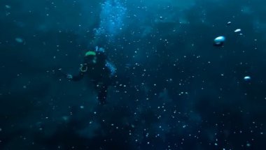 ŠTA SU DO SADA NAUČNICI OTKRILI? Evo šta krije najdublja plava rupa na ...