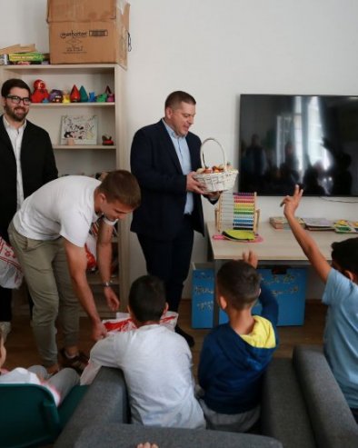 POKLONI ZA USKRS: Nikodijević obišao mališane u Prihvatilištu za decu i obradovao ih darovima