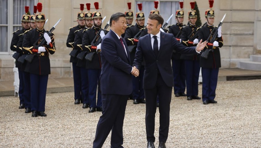 ZA SIJA SUPA OD KUPUSA, JAGNjEĆA PLEĆKA, PASULj I BOROVNICE U "PASTIROVOM KONAKU": Kako je francuski predsednik Makron ugostio gosta iz Kine