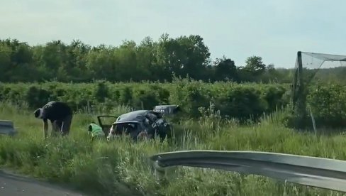 PRVI SNIMAK SA MESTA NESREĆE: Auto proleteo kroz zaštitnu ogradu na auto-putu Beograd - Niš, vozilo smrskano (VIDEO)