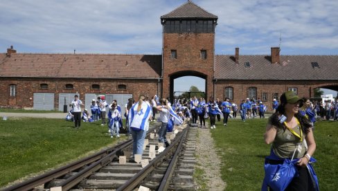 МАРШ ЖИВИХ У АУШВИЦУ: Учествовало неколико хиљада Јевреја, мђу којима и преживели из Холокауста (ФОТО)