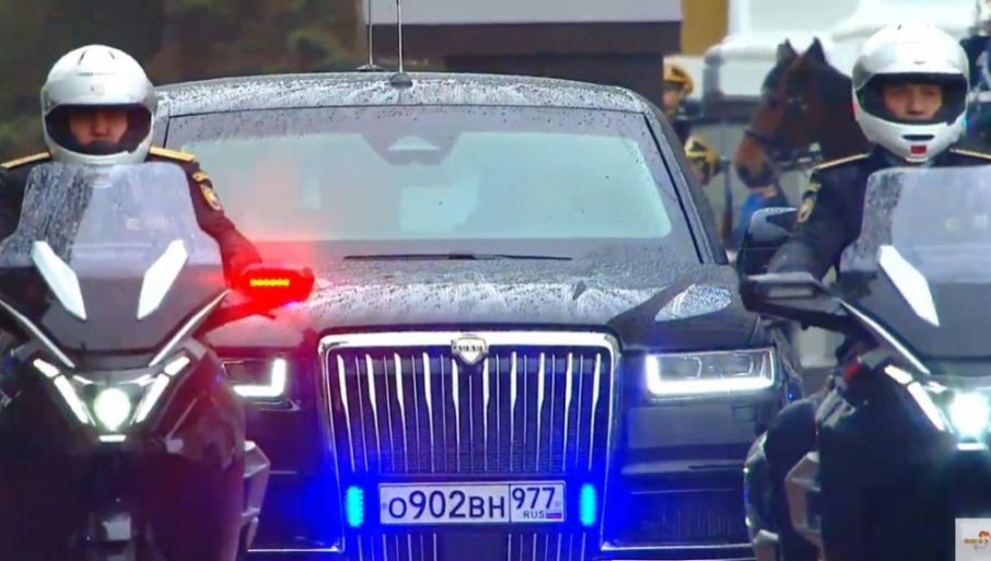 PUTINOV AUTOMOBIL U ŽIŽI PAŽNjE SVETSKIH MEDIJA: Unapređena verzija poznate "zveri" prevezla ruskog predsednika na inauguraciju (FOTO)