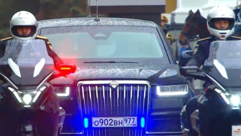 PUTINOV AUTOMOBIL U ŽIŽI PAŽNJE SVETSKIH MEDIJA: Unapređena verzija poznate "zveri" prevezla ruskog predsednika na inauguraciju (FOTO)