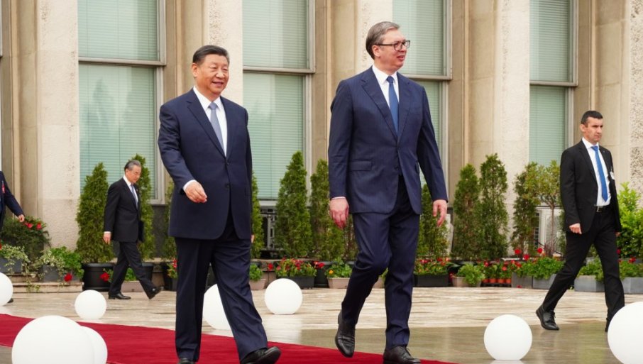 POKLON OD SIJA ZA VUČIĆA: Evo šta je kineski predsednik darovao srpskom kolegi (FOTO)