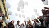 BALONI ZA NASTRADALE ANĐELE: Kraljevački đaci odali poštu žrtvama iz OŠ „Vladislav Ribnikar“