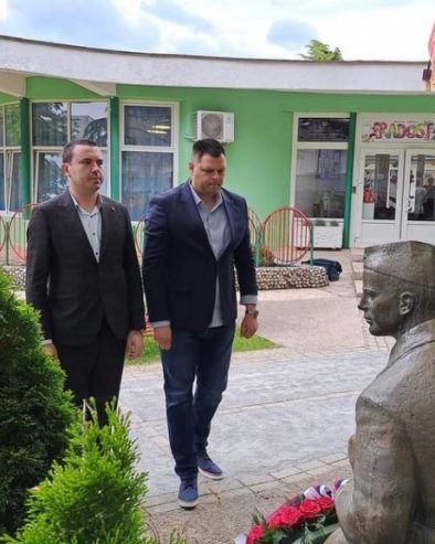 DAN POBEDE NAD FAŠIZMOM: Kovačević sa saradnicima položio venac na spomenik Draganu Kovačeviću