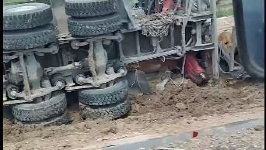 TEŽAK LANČANI SUDAR KOD POŽAREVCA: Kamion prevrnut pored puta - učestvovala i dva automobila (VIDEO)