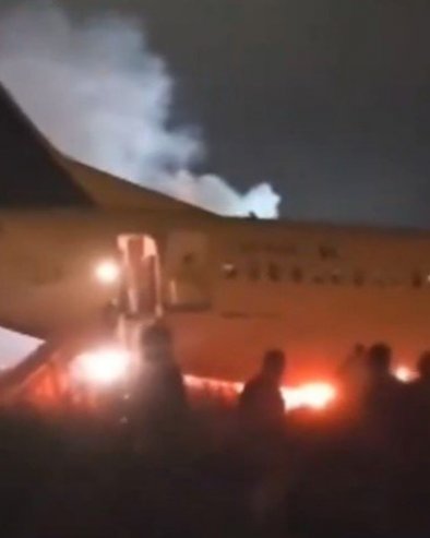 POJAVIO SE JEZIV SNIMAK: Avion gori dok putinici u panici beže da spasu živu glavu (VIDEO)