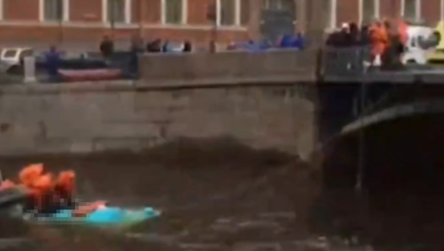 PRI PADU AUTOBUSA U REKU POGINULO SEDMORO OSOBA: Jezivi detalji nesreće u Sankt Peterburgu  (VIDEO)