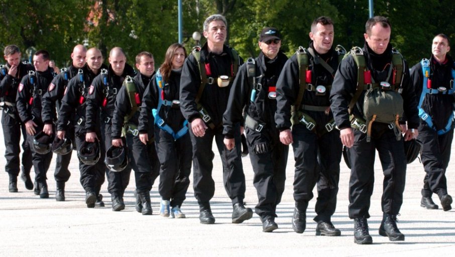 "ANUŠKOM" PRESKOČILI I HIMALAJE: Pre 20 godina naši padobranci i piloti postavili svetski rekord u grupnom slobodnom padu (FOTO)