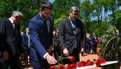 ŠAPIĆ POLOŽIO CVEĆE NA GROBNOM POLJU TOPOLE: Prisustvovao Danu sećanja na žrtve genocida nad Srbima, Jevrejima i Romima u NDH (FOTO)
