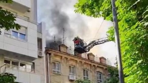 PRVI SNIMCI POŽARA NA DORĆOLU: Gori tavan zgrade - na licu mesta veliki broj vatrogasaca (VIDEO)