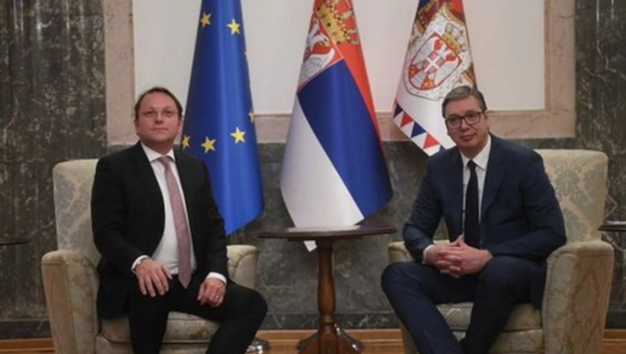 "VRLO DOBAR RAZGOVOR SA KOMESAROM": Predsednik Vučić na sastanku sa Oliverom Varhejijem (FOTO)