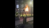 ПОЖАР У МОСКВИ: Дете наставља да се љуља на игралишту док пожар избија у стану (ВИДЕО)