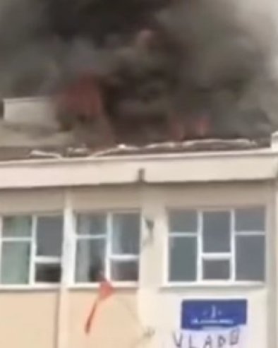 MALI MATURANTI ZAPALILI ŠKOLU: Požar izazvali bakljama, policija i vatrogasci hitno reagovali (VIDEO)