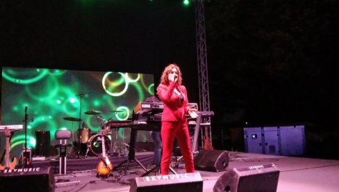 ДАНИ ПОРОДИЦЕ: Славица Ћуктераш својим наступом отворила музичко вече на Доњем Калемегдану (ФОТО)