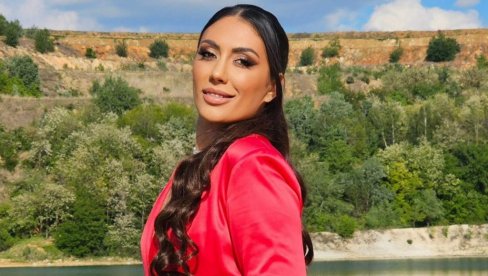 ПРАВИЛА РОЂЕНДАН У ВИЛИ СА БАЗЕНОМ, А САД ОПЕТ СЛАВИ: Певачица објавила радосне вести - Сви честитају на мрежама