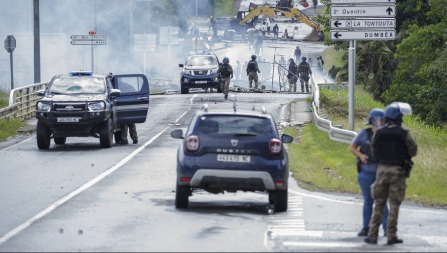 BESNE NEMIRI, FRANCUSKA POKRENULA VELIKU OPERACIJU: Žandarmi pokušavaju da povrate kontrolu nad putem ka aerodromu