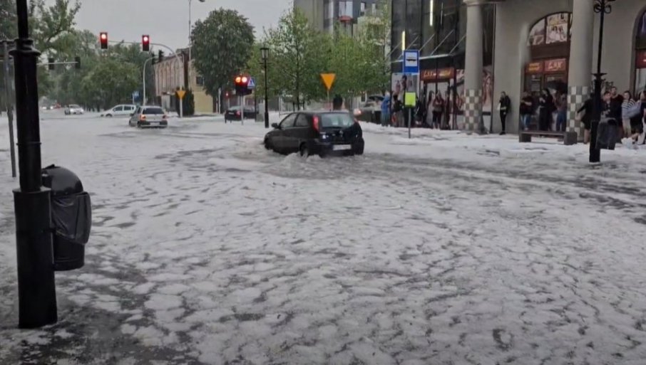 STRAHOVITI PRIZORI U EVROPSKOM GRADU: Ceste prekrivene ledom, ni automobili ni pešaci nemaju kud zbog snažnog nevremena (FOTO/VIDEO)