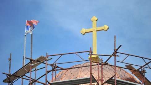 СИМБОЛИ ВЕРЕ, НАДЕ И ЗАЈЕДНИШТВА: Освештана крсна знамења на цркви у варошици Ушће код Краљева