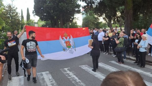 "ИЗДАЈА, ИЗДАЈА!" Скандира српска Црна Гора - Народ у Подгорици устао против подршке срамној резолуцији о Сребреници (ФОТО/ВИДЕО)